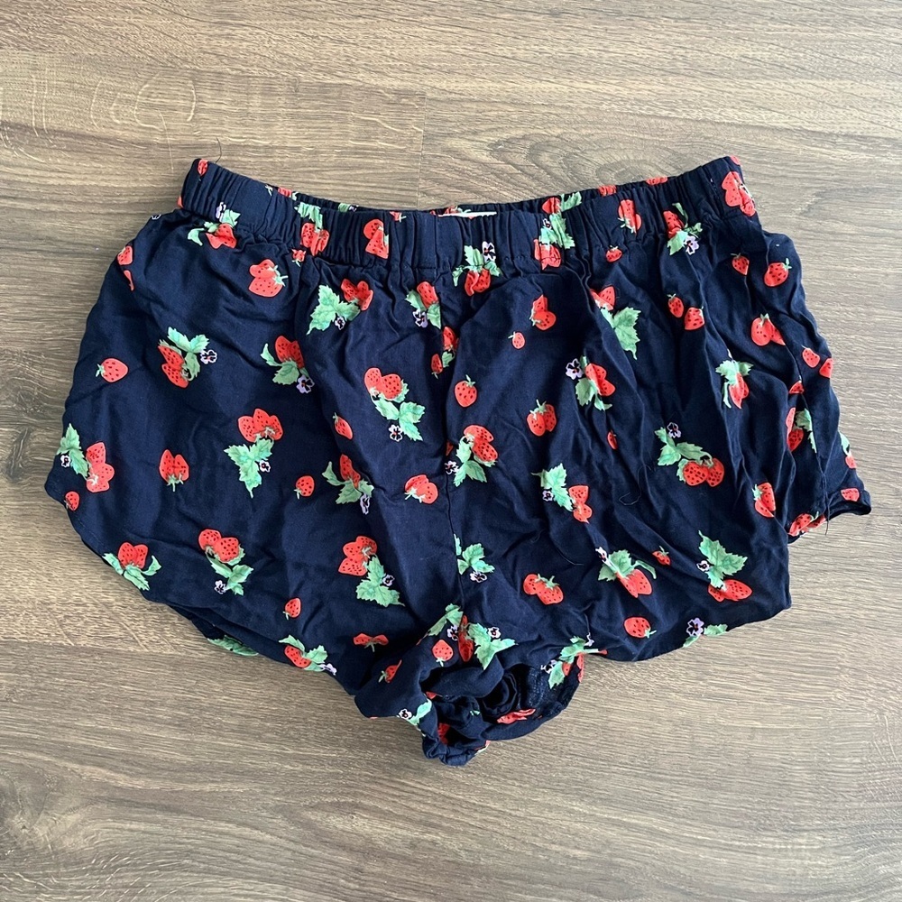 Sunday Best Aritzia Strawberry Shorts - Picture 3 of 4